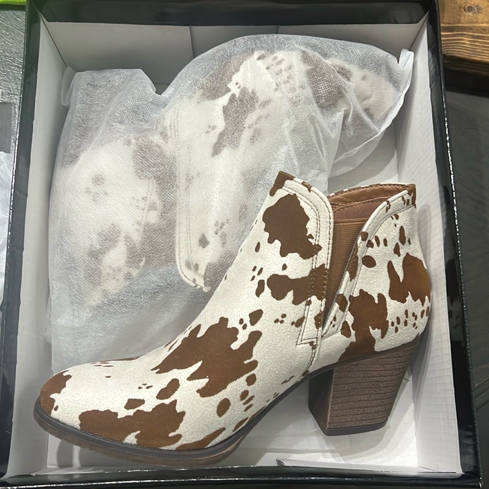 Brand New Size 7 Pierre Dumas Savanna Beige Combo (Cow Print) Booties